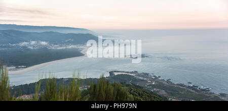 Estuaire du Rio Minho dans l'Atlantique, au coucher du soleil Banque D'Images