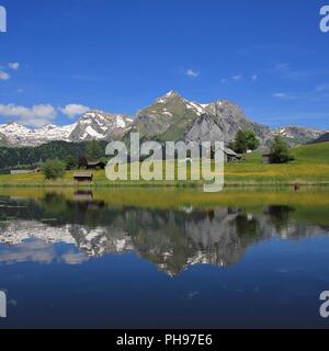 Mt Saentis et gamme de l'Alpstein en miroir dans lake Schwendisee Banque D'Images