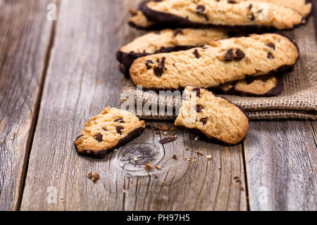 Cookies aux pépites de chocolat fait maison en lin serviette sur bois rustique Banque D'Images