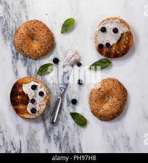 Bagel grillé avec fromage à la crème et fines herbes sur le comptoir en marbre Banque D'Images