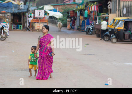 Goa, Inde - Juillet 8, 2018 - Les femmes sur la rue indienne à Gokarna Banque D'Images