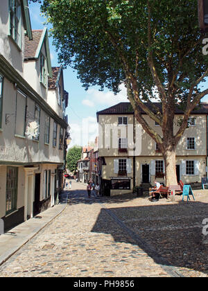 Elm Hill est une voie pavée historique à Norwich, Norfolk avec de nombreux bâtiments datant de la période Tudor. Banque D'Images