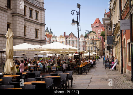 Meubles anciens, de l'alimentation et de l'artisanat au cours de St. John's Fair (Jarmark swietojanski), Place du Vieux Marché, Poznań, Pologne. Banque D'Images
