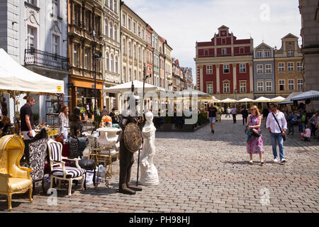 Meubles anciens, de l'alimentation et de l'artisanat au cours de St. John's Fair (Jarmark swietojanski), Place du Vieux Marché, Poznań, Pologne. Banque D'Images