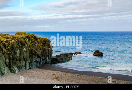 Voir des roches à Black Beach et l'océan Atlantique Nord Banque D'Images