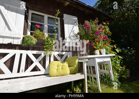 Chalet de jardin en été, avec beaucoup de fleurs Banque D'Images