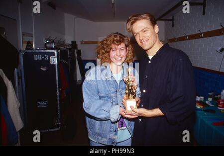 Bravo Redakteurin bei der Verleihung von Bravo Otto un Bryan Adams, kanadischer Rocksänger, Komponist und bei der Gitarrist à Zürich, Schweiz 1991. Banque D'Images