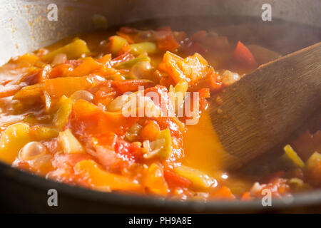 Ragoût de cuisson avec un mélange de légumes colorés et Banque D'Images