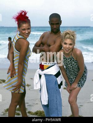 'Mr. Le Président', deutsche Eurodance Musikgruppe, bei einem Promoshoot am Meer, 1996. Groupe d'eurodance allemand 'Mr. Le Président', au cours d'un pho promotionnels Banque D'Images