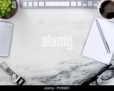 Surface de bureau en marbre avec des affaires à la frontière du cercle des objets de travail Banque D'Images