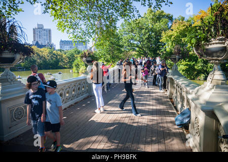 Les touristes sur le pont Bow dans Central Park à New York Banque D'Images