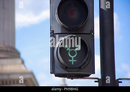 Trafalgar Square, Londres/uk-08.06.2017.L'égalité des feux de circulation sur le passage pour piétons, le marquage anniversaire de la dépénalisation de l'homosexualité.LGBTQ. Banque D'Images