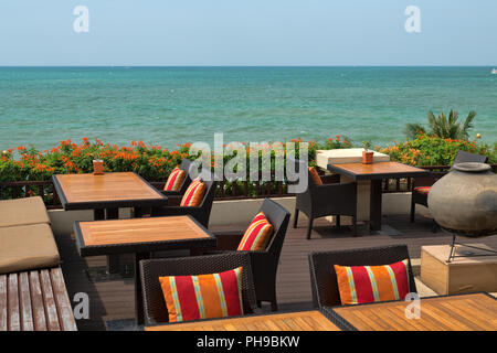 Restaurant vide sur la plage Banque D'Images