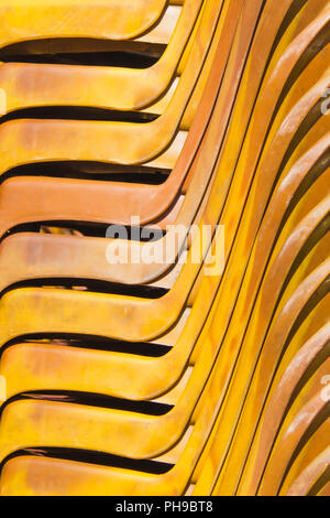 Chaises Chaises empilables en plastique brun,fond Texture chaise en plastique Banque D'Images