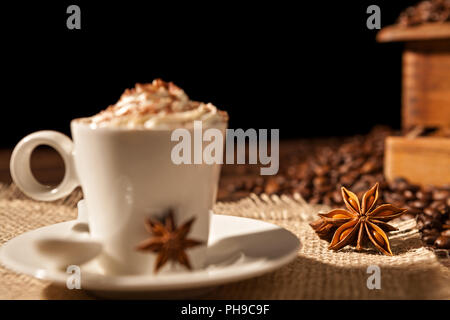 Close-up de café tasse de crème fouettée et d'anis étoilé Banque D'Images