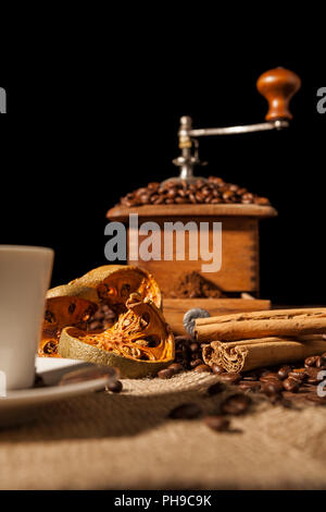 Close-up sur les fruits orange et de la cannelle et du café-beans Banque D'Images