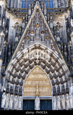 Passage de l'entrée de la cathédrale de Cologne. Banque D'Images