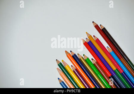 Crayons colorés sur livre blanc photo d'arrière-plan abstraite Banque D'Images