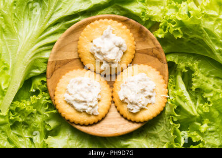 Cracker et le thon se propager en plaque de bois Banque D'Images