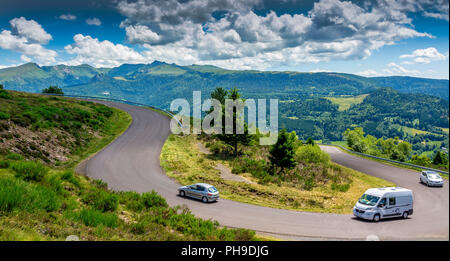 Route sinueuse, Parc Naturel Régional des Volcans d'Auvergne, massif du Sancy, Auvergne, Rhone Alpes, France Banque D'Images