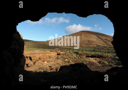 Cave à proximité d'un volcan dans le désert Banque D'Images