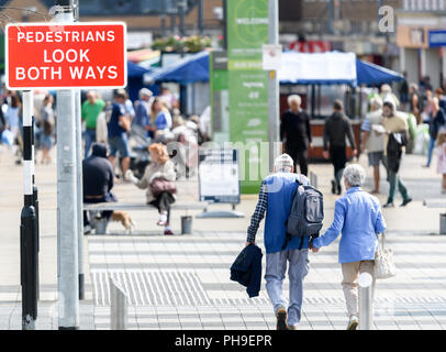 Passage pour piétons de la place devant le bâtiment Cube au centre commercial à Corporation street dans le centre-ville de Corby, Easts Midlands, Banque D'Images