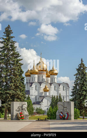 Cathédrale orthodoxe et War Memorial à Yaroslavl. La Russie Banque D'Images