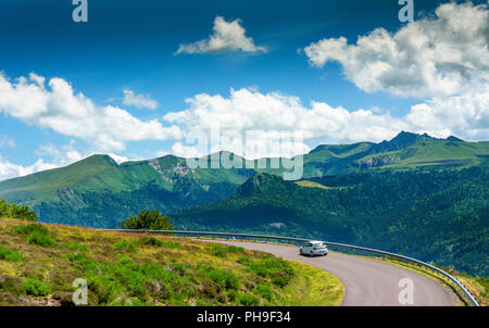 Route sinueuse, Parc Naturel Régional des Volcans d'Auvergne, Massif du Sancy, Puy de Dome, Auvergne, Rhone Alpes, France Banque D'Images