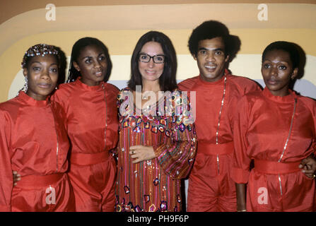 L-r. Maizie Williams, Marcia Barrett, Nana Mouskouri, Bobby Farrell, Liz Mitchell en octobre 1991. Dans le monde d'utilisation | Banque D'Images