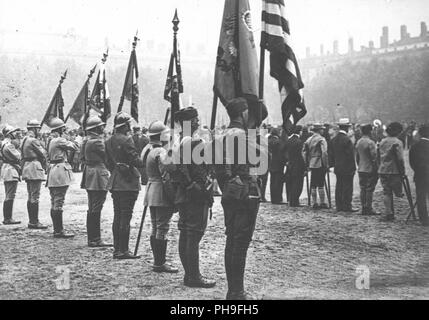 14/07/1918 - Cérémonies - Bastille Day 1918 - Célébration du 14 juillet. La photo montre les drapeaux français et américains, au cours de la décoration de certains héros. Lyon, France Banque D'Images