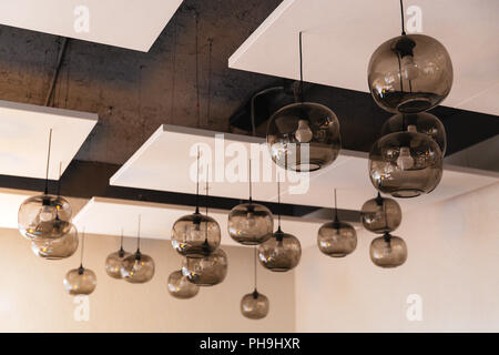 Plafond de Verre Globe lampes suspendues dans le hall de l'hôtel Banque D'Images