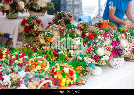 Bouquets de fleurs séchées traditionnels vendus à la rue marché au cours des climats des Carpates festival à Krosno, Pologne Banque D'Images