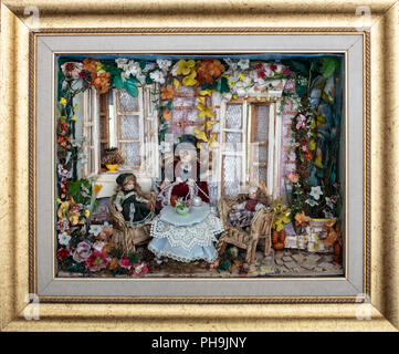 Poupées miniatures merveilleux arrangement dans le cadre en bois maison de poupée, full frame et image de haute qualité Banque D'Images