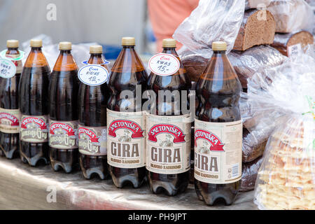 Bouteilles avec l'Europe de l'est populaire Gira kvas Slave traditionnelle boisson et Baltic Beverage faites de pain noir au marché de rue en Pologne Banque D'Images