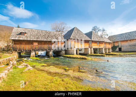 Lika, la Croatie, l'ancienne en bois de moulins à eau en sur Majerovo vrilo, source de la Gacka Banque D'Images