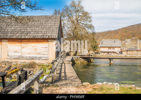 Lika, la Croatie, l'ancienne en bois de moulins à eau en sur Majerovo vrilo, source de la Gacka Banque D'Images