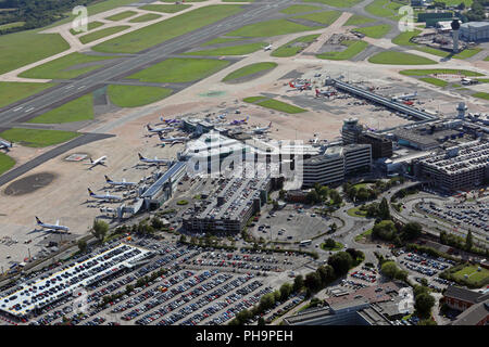 Vue aérienne de l'aérogare 3 à l'aéroport de Manchester avec Ryanair Flybe 6 & 1 avions stationnés jusqu Banque D'Images