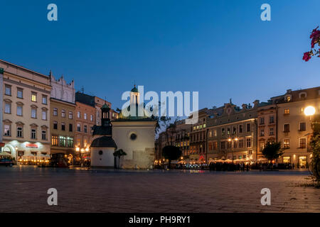 La belle église de saint Adalbert ou St Wojciech (Kościół św. Wojciecha) située sur l'intersection de la place du marché et rue Grodzka Banque D'Images