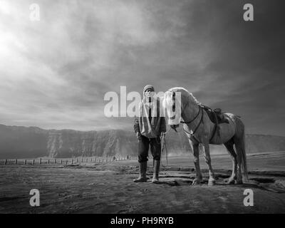 Un cheval-cavalier dans le Mont Bromo Banque D'Images