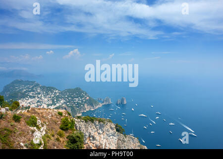 Vue sur les falaises de Faraglioni et la Mer Tyrrhénienne sur l'île de Capri, Italie Banque D'Images