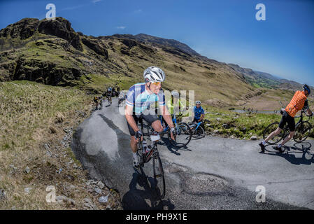 Randonnées cyclistes Hardknott Pass dans le Fred Whitton Challenge, Cumbria, Royaume-Uni. Banque D'Images