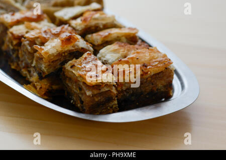 Baklava gâteau serbe traditionnel organisé sur plaque métallique. Banque D'Images