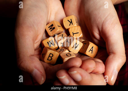 Dés l'alphabet dans les mains Banque D'Images