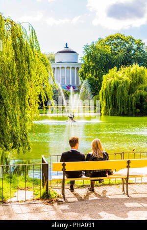 Couple assis sur un banc dans le jardin Saxon, Varsovie, Pologne, Europe Banque D'Images