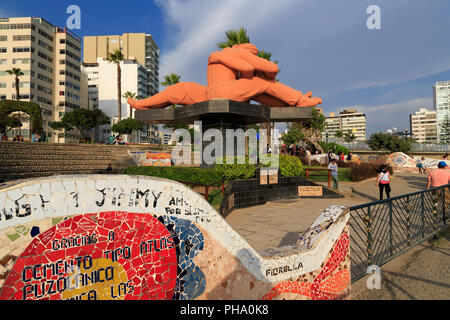 El Beso Sculpture, Parque de Amor, Mira Flores, district de Lima, Pérou, Amérique du Sud Banque D'Images