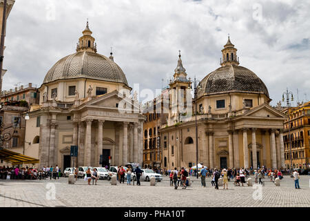 Rome, Italie - 25 mai 2014 : de nombreux touristes qui visitent la Piazza del Popolo et les Eglises "twin" dédiée à Santa Maria à Santa Maria montesanto un Banque D'Images