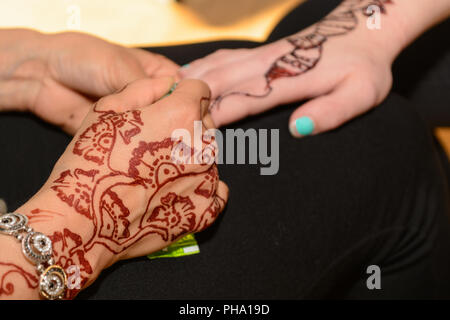 Close-up de tatouage au henné sur le bras d'une personne Banque D'Images
