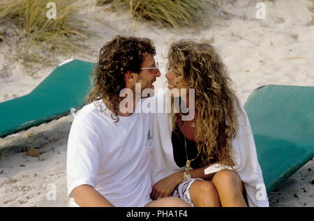(L-r) : Michael Cretu, Sandra Lauer en juin 1988 à Ibiza. Dans le monde d'utilisation | Banque D'Images