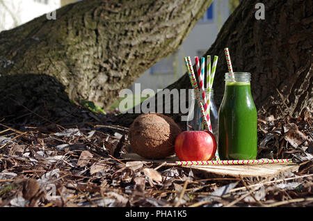 Smoothie vert aux épinards, pommes et coconat (extérieur) Banque D'Images