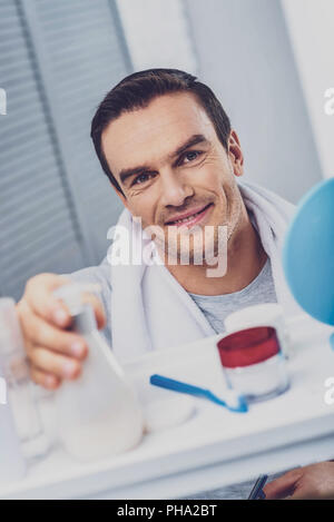 Smiling man wearing pajama debout dans la salle de bains Banque D'Images